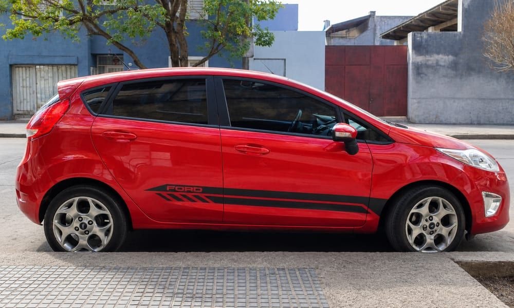 Ford Fiesta rojo con franjas de vinilo