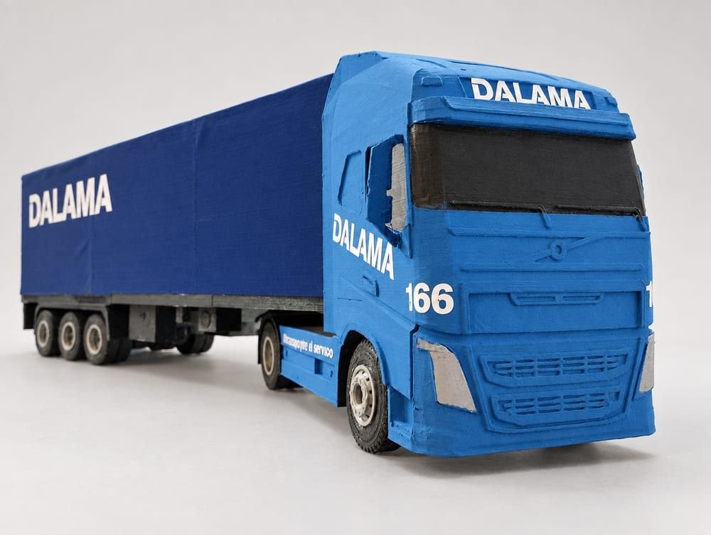 Maqueta de camión a escala impresa en 3D