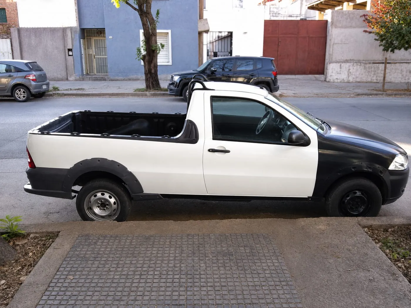 Utilitaria blanca antes del ploteo