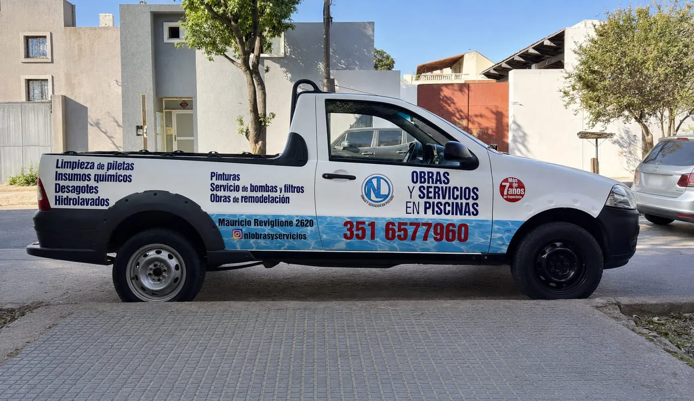 Utilitaria con rotulación comercial