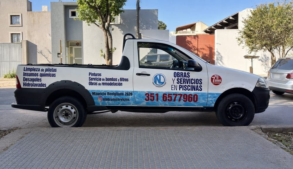 Utilitaria con rotulación comercial